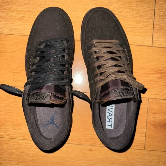 Travis Scott Jordan 1 low (brown velvet pre release)